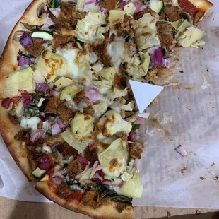 Gourmet medium pizza! Two slices were not enough. Lots of premium veggies, artichoke hearts, zucchini, red onion, egg plant and more.