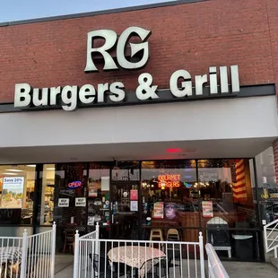 RG Burgers &amp; Grill Streetfront