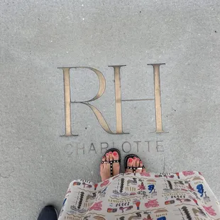 Chic apero  with my nice pedicure