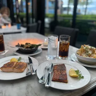 Salmon with broccoli and truffle fries .