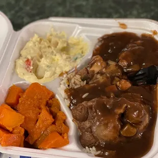 a meal of meat, carrots, and mashed potatoes