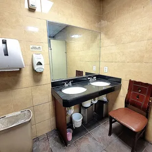 Lady&apos;s restroom