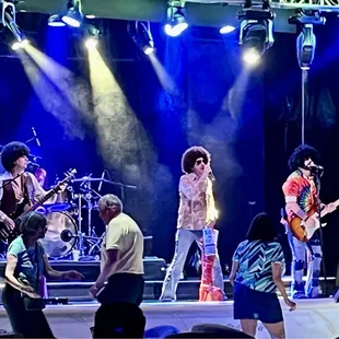 Come for the music, not the bartenders who charge for a double without asking