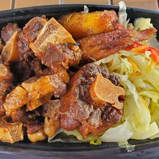 Medium order of oxtail with cabbage and sweet plantains