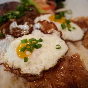 #55 Com Tam Dac Biet (Closeup of shallow fried crispy egg)