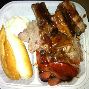 Beef slices, ribs, and hot links.