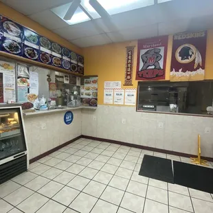 ows the inside of a restaurant