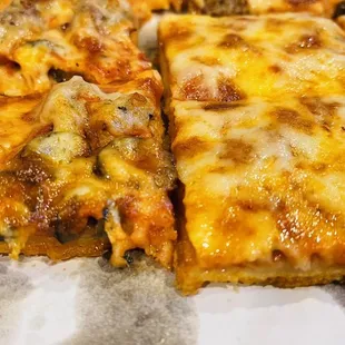 a close up of the cheese pizza