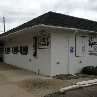 the outside of the restaurant