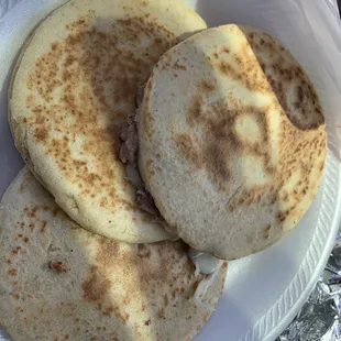 Gordita's de Frijoles Con Queso