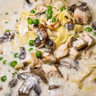 Chicken Alfredo with peas &amp; mushrooms