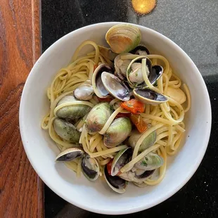 LINGUINE ALLE VONGOLE. This was unreal! Run and get this! Perfect al dente pasta, fresh clams and bright buttery white wine sauce!