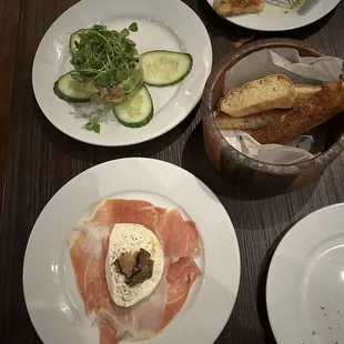 BURRATA E PROSCIUTTO CROSTINI