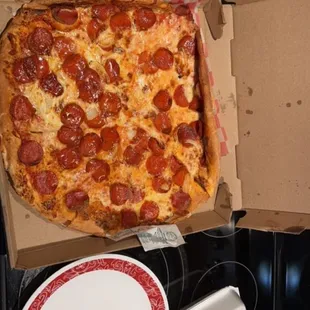 This is a large pizza In medium box!!