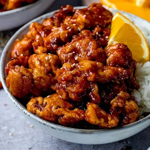 Traditional and classic chinese orange peel chicken. Always comes with rice, and teeming with aromas and flavors that are pleasurable