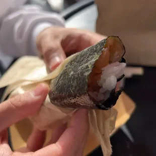 Salmon hand roll
