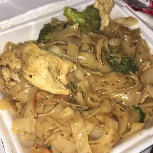 Drunken noodles with chicken, bland and fishy