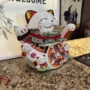 Waving cat