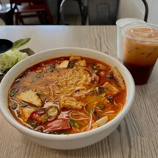 Bún riêu &amp; Thai tea :D