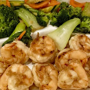 shrimp, broccoli, and carrots