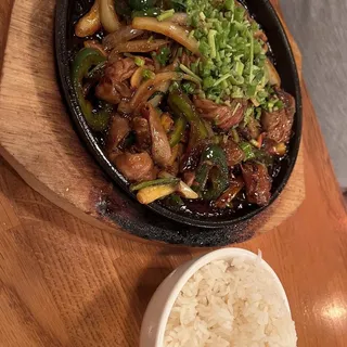 Sizzling hot plate pork intestine