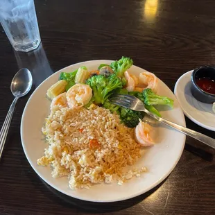 a plate of food with shrimp and broccoli