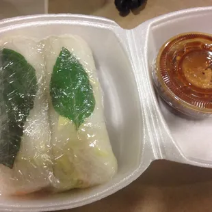 Summer roll and peanut sauce