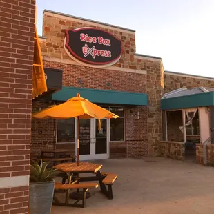 the outside of the restaurant