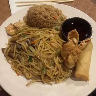 Combination Lo Mein Dinner Combination (fried rice, Crab Rangoon, egg roll)