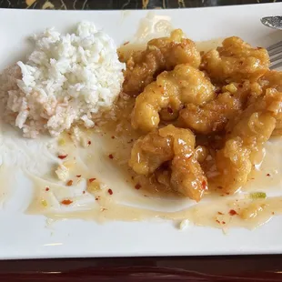 This is gluten-free General Tso Chicken with white rice.