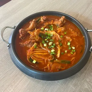 Spicy pork ribs with kimchi
묵은지 돼지갈비