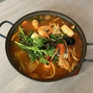 Spicy seafood hot pot
해물 전골