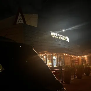 the outside of the restaurant at night