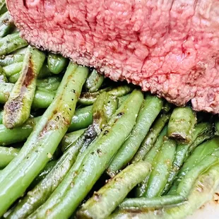 Filet mignon medium rare and green beans