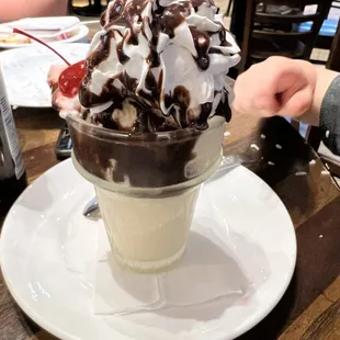 Hot fudge sundae
