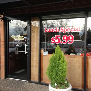 Great lunch specials. Can't go wrong. By favorites are the Hot Chicken and Sweet Chili Chicken.