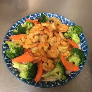 shrimp, broccoli and carrots