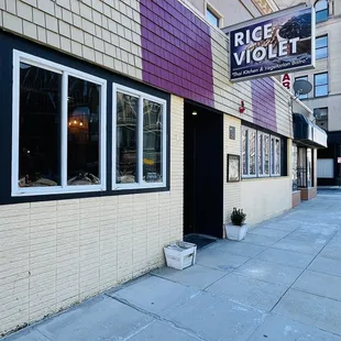 the outside of a restaurant