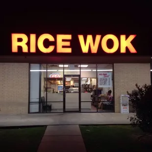 the front of a restaurant at night