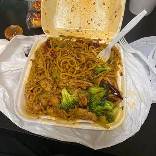 Delicious huge portionschicken broccoli lomein