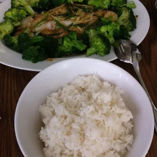 这道鲫鱼配花菜，屡吃不爽！老板娘和老板人真的很好，做的好吃又实惠。也喜欢这里的冬瓜排骨汤、鱼香豆腐、炒米、鲜虾烩：）