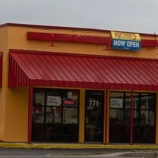 the exterior of a fast food restaurant