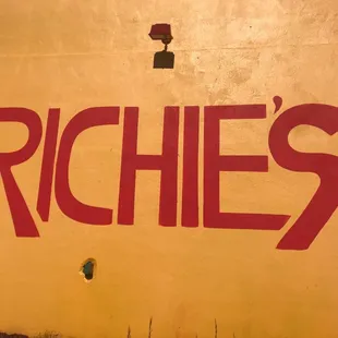 the word richies painted on the side of a building