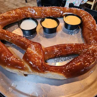 giant pretzel with bier  cheese dip garlic dip
