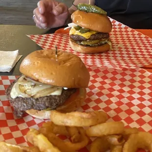 Huge and delicious burgers !