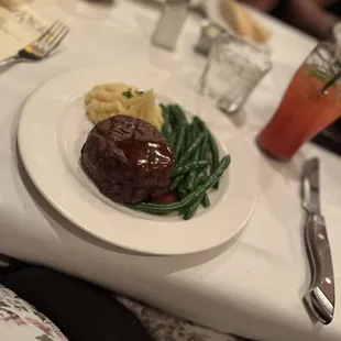 Filet, garlic mashed potatoes, green beans