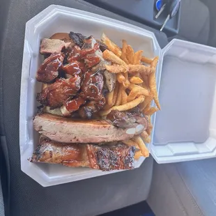 Rib sandwich with fries