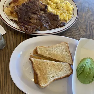 Steak and Eggs w avocado