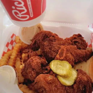 Medium 3 whole wing combo. Comeback sauce and ranch. Strawberry Lemonade