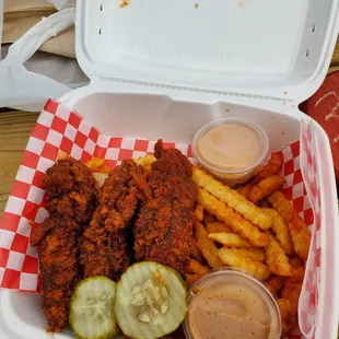 food, chicken wings and fried chicken